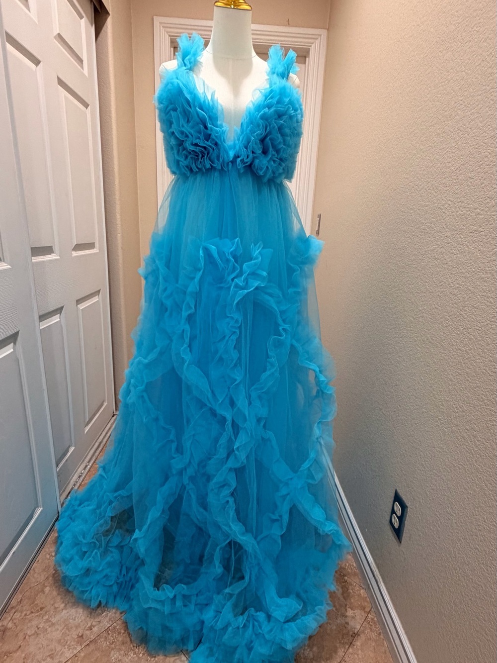 Voluminous Ruffled Tulle Prom Gown in Vibrant Turquoise